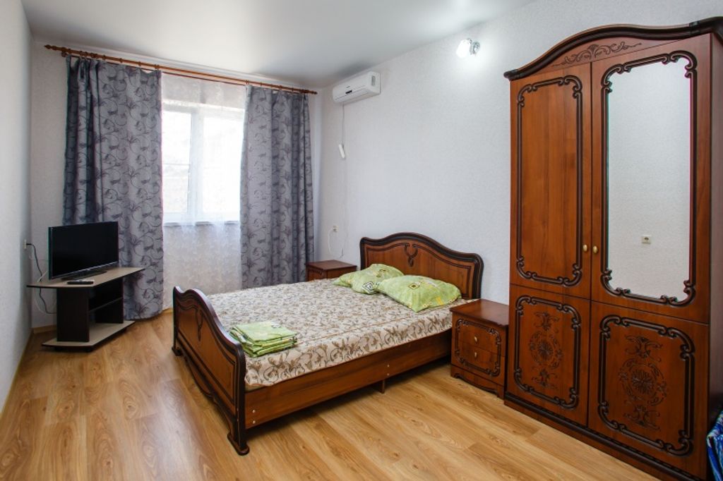 Хуторская 69 — Трёхместный номер люкс с видом на город