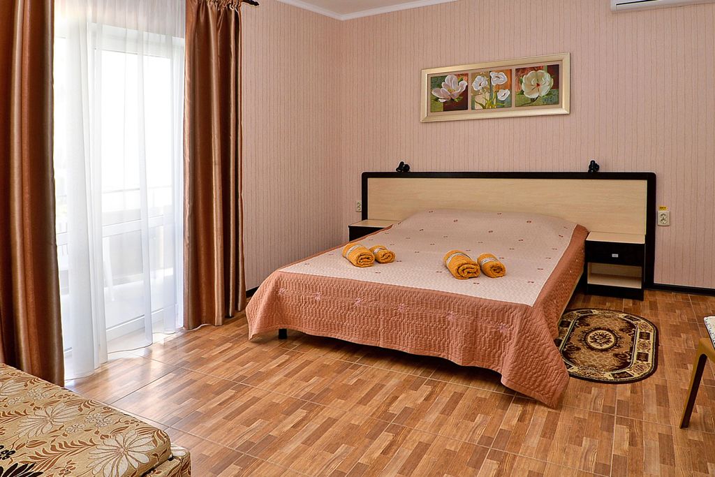 Лотос — Трёхместный номер стандарт улучшенный плюс с балконом