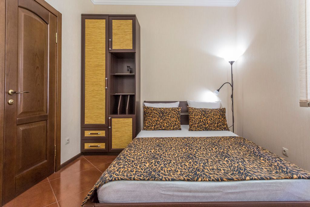 На Крымской — Африка