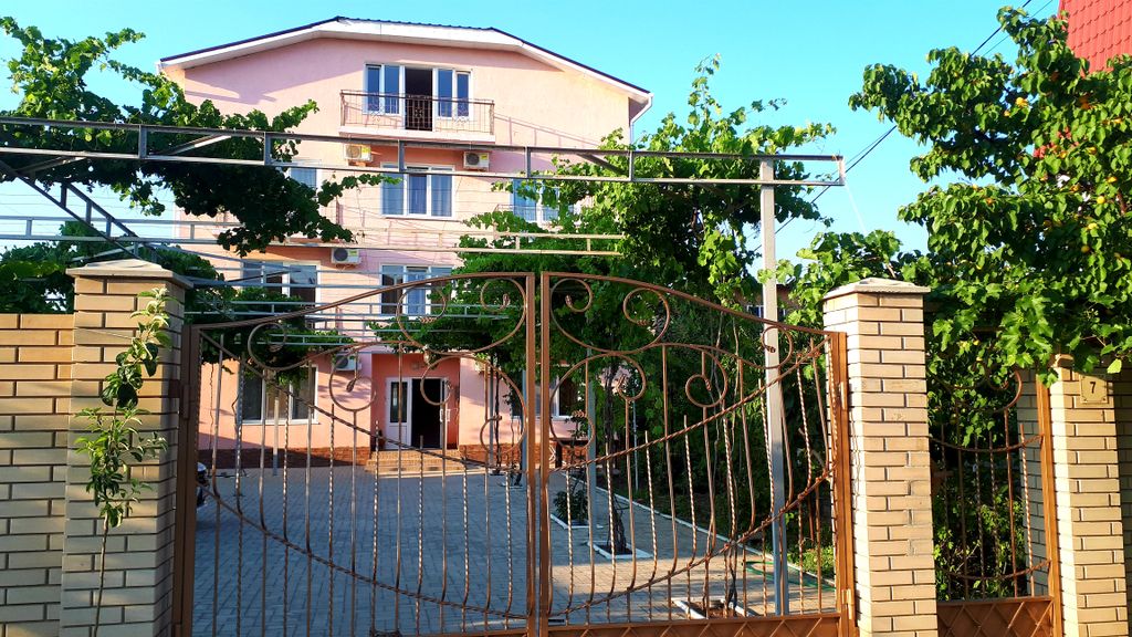 Анна — Трёхместный номер улучшенный с видом на горы