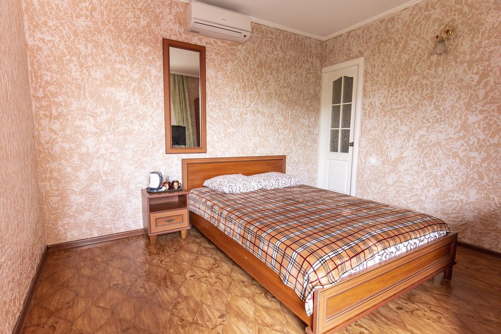 У Юджина — Двухместный номер с 1 кроватью 2-х местный с 1 двух спальной кроватью