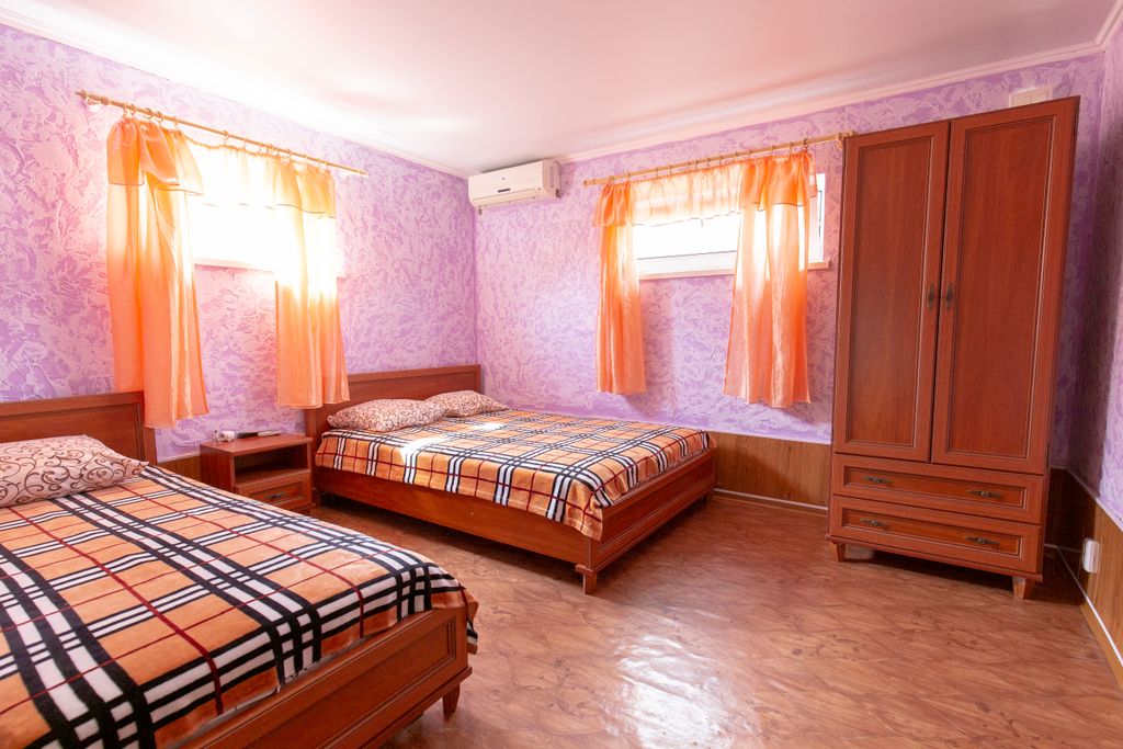 У Юджина — Четырёхместный номер люкс