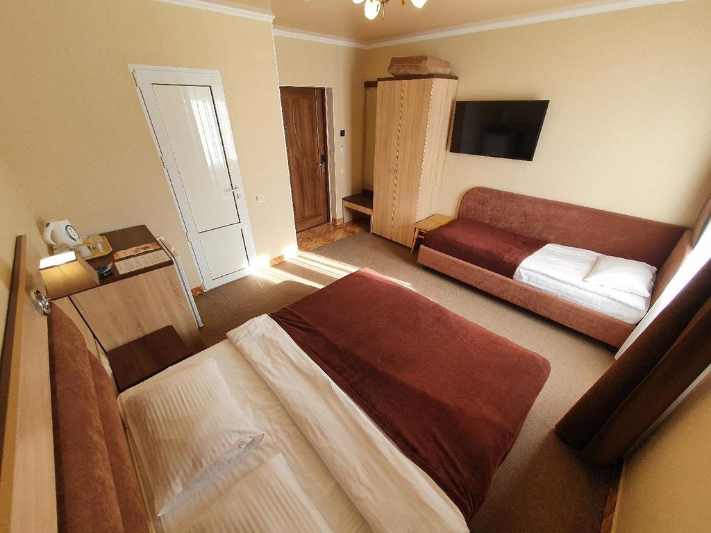 Золотой — Трёхместный номер стандарт