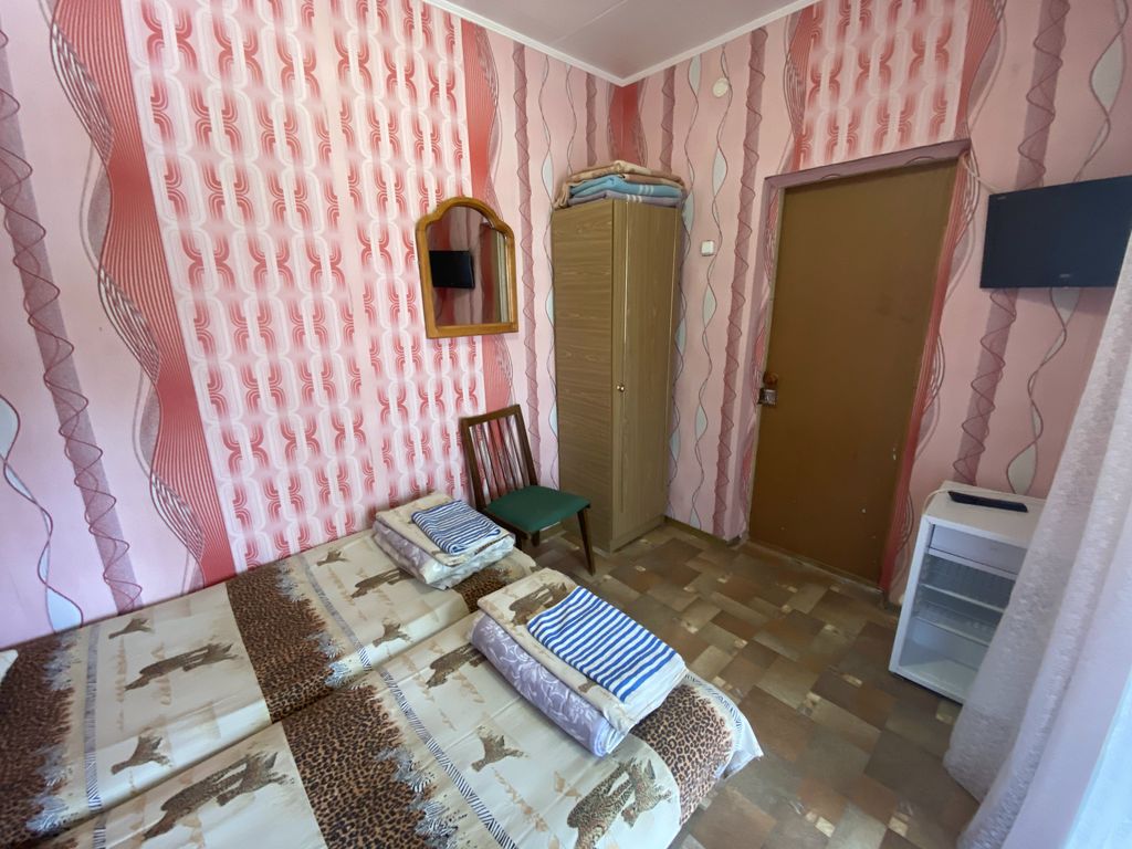 Уютный — Двухместный номер с 2 отдельными кроватями эконом с балконом и отдельным туалетом