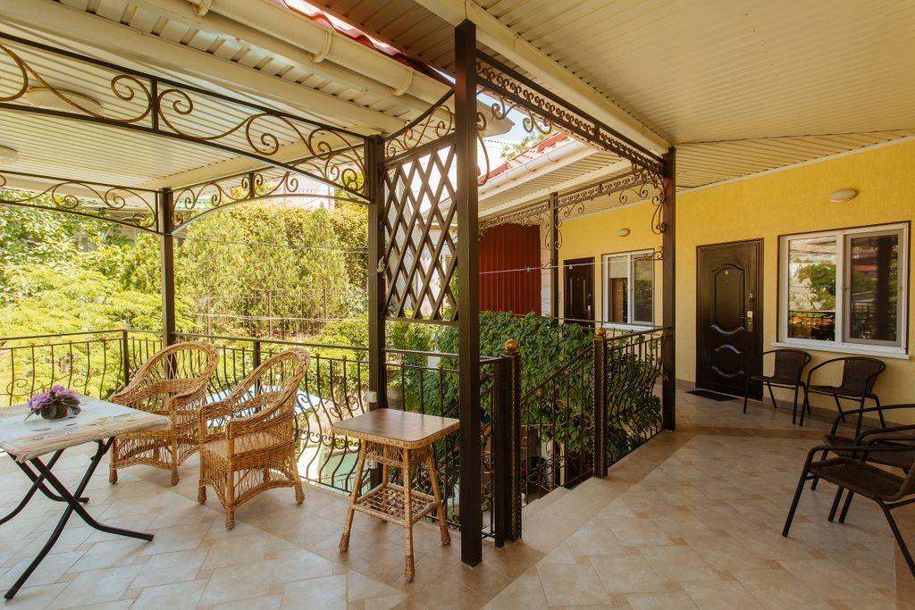 Крымский Дворик — Трёхместный номер улучшенный