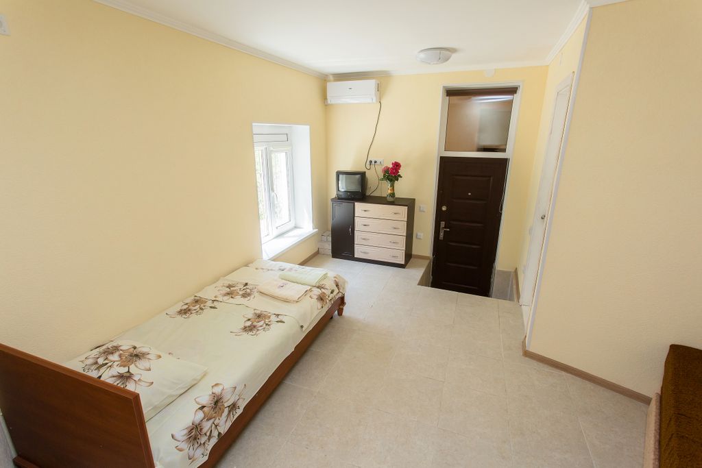 Крымский Дворик — Четырёхместный номер эконом с видом на город