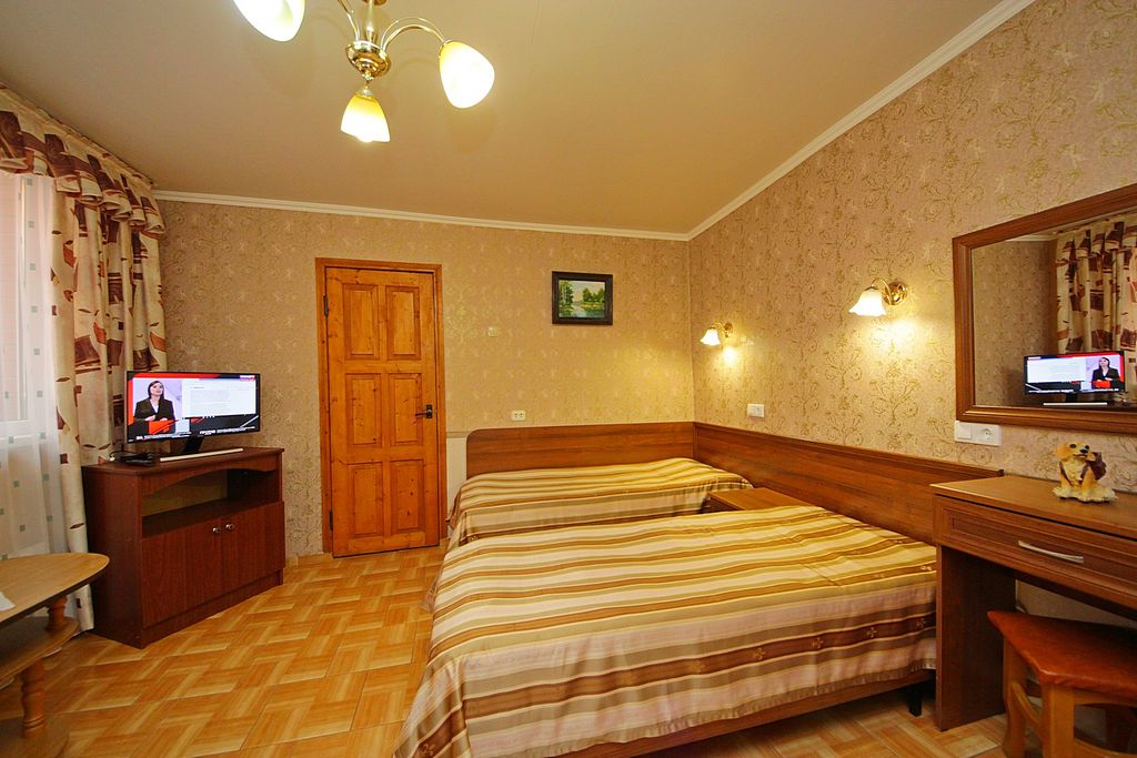 "На Терской" — Семейный номер четырёхместный с кондиционером и туалетом и душем в номере