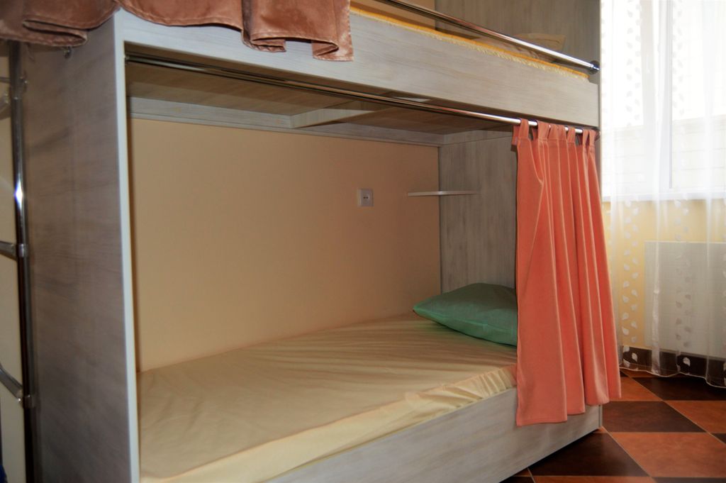 REHostel — Многоместный женский номер эконом (душ/туалет общий)