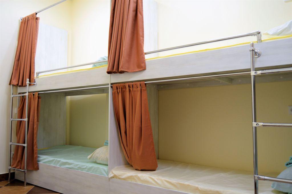 REHostel — Многоместный мужской номер эконом (душ/туалет общий)