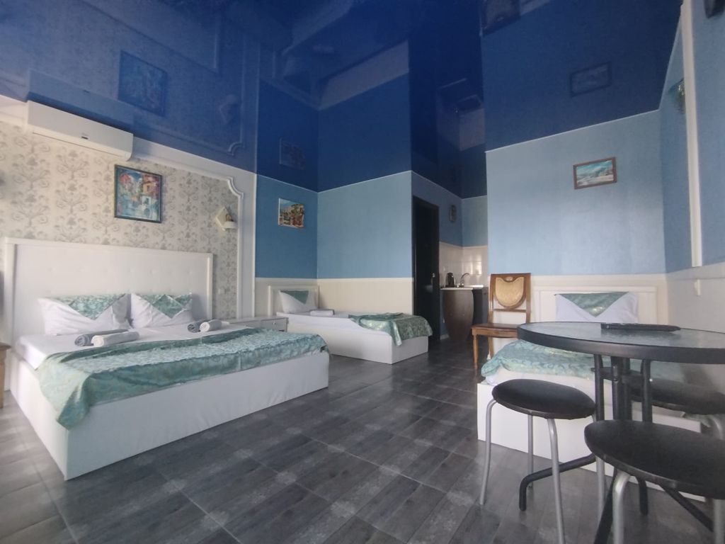 На Юго-Западной — Четырёхместный номер люкс с видом на море