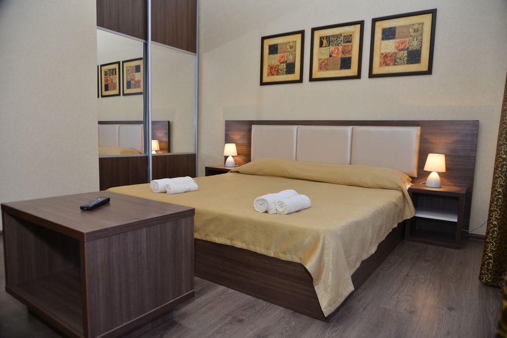 Ассоль — Трёхместный номер с французским балконом без вида