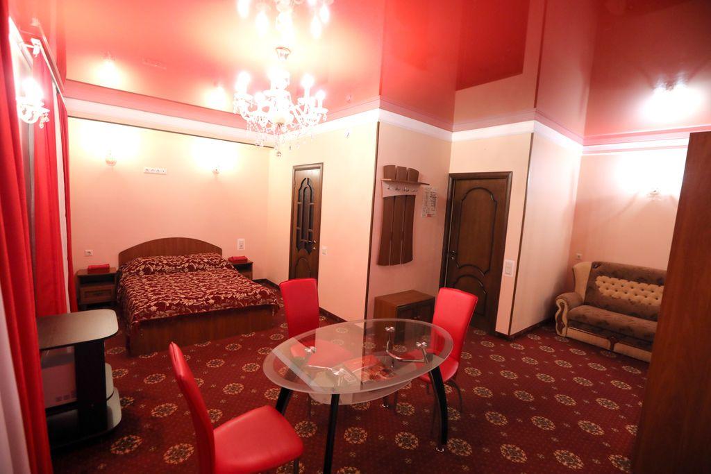 Hotel RIO — Трёхместный номер №10 люкс с 2-спальной кроватью и диван-кроватью