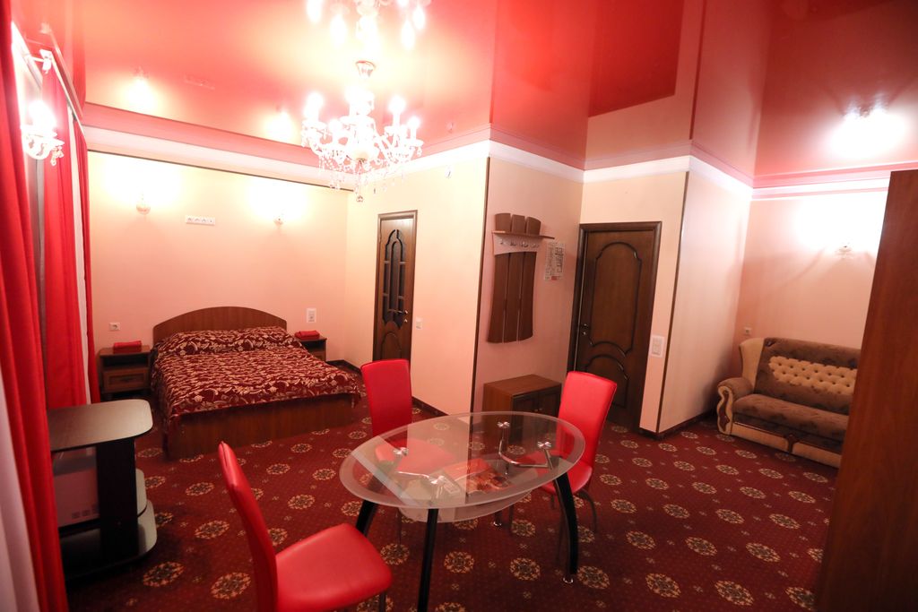 Hotel RIO — Трёхместный номер №10 люкс с 2-спальной кроватью и диван-кроватью