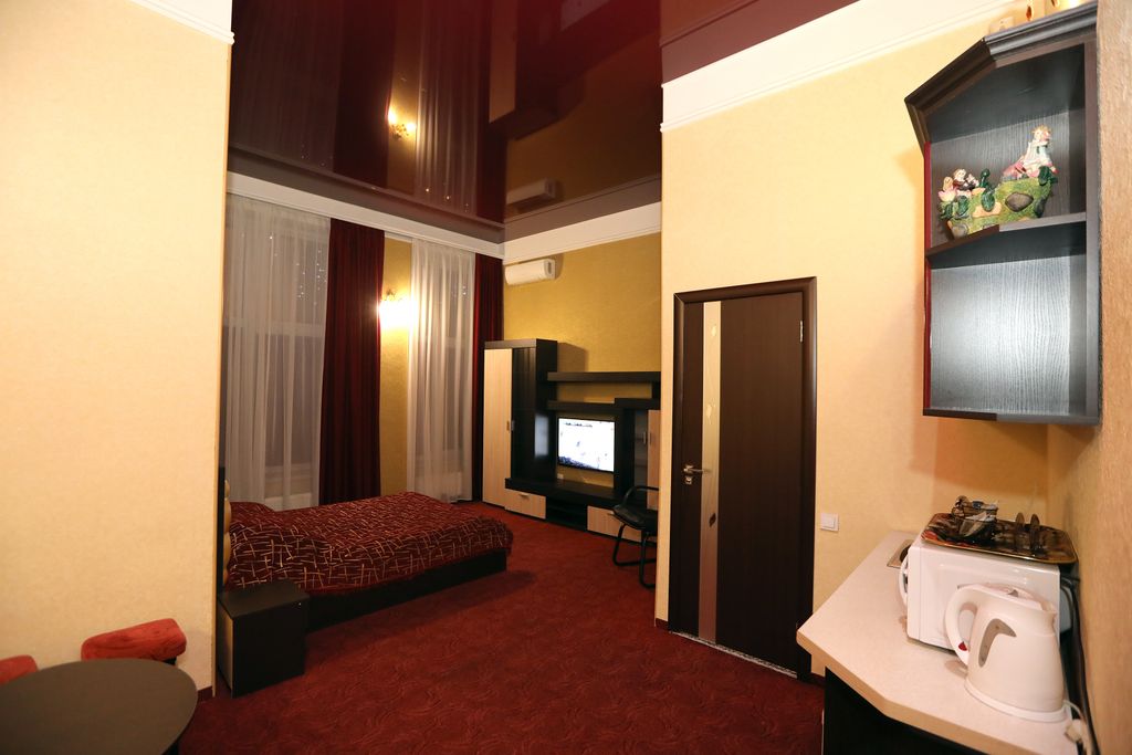 Hotel RIO — Трёхместный номер №1 люкс-студио с 2-спальной кроватью и диван кроватью