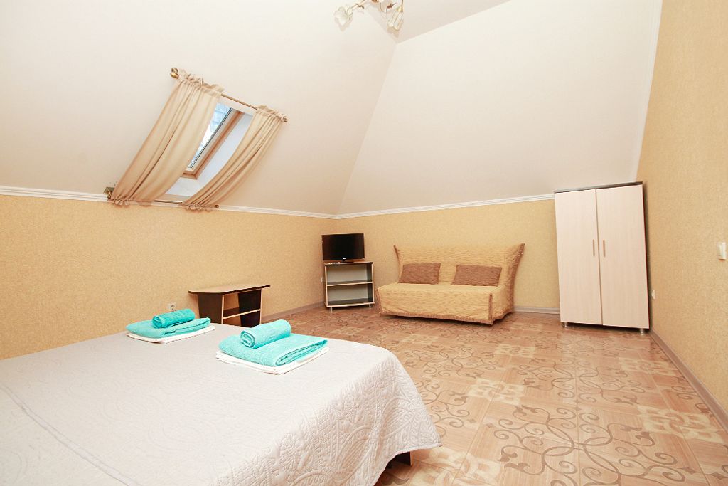 Золотая Миля — Четырёхместный номер стандарт 2-х комнатный на мансарде с мини-кухней