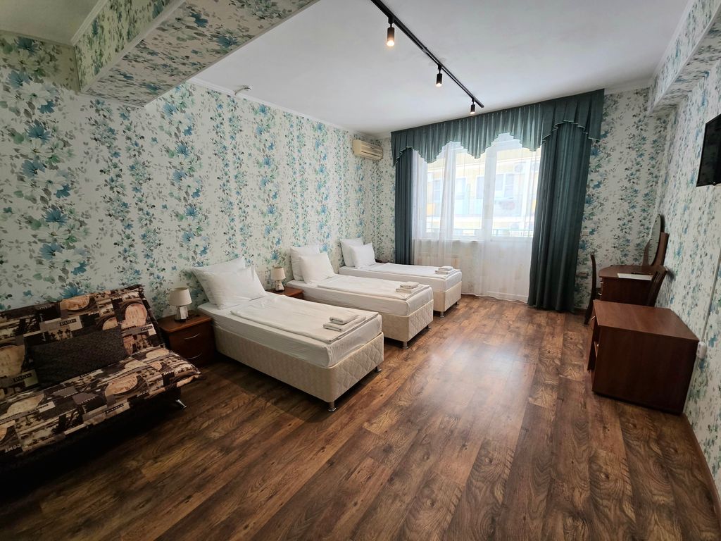 Велара (Velara) — Трёхместный номер с диваном