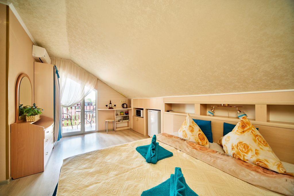 Резиденция лета — Двухместный номер с 1 кроватью уютный, мансардный с видовым балконом