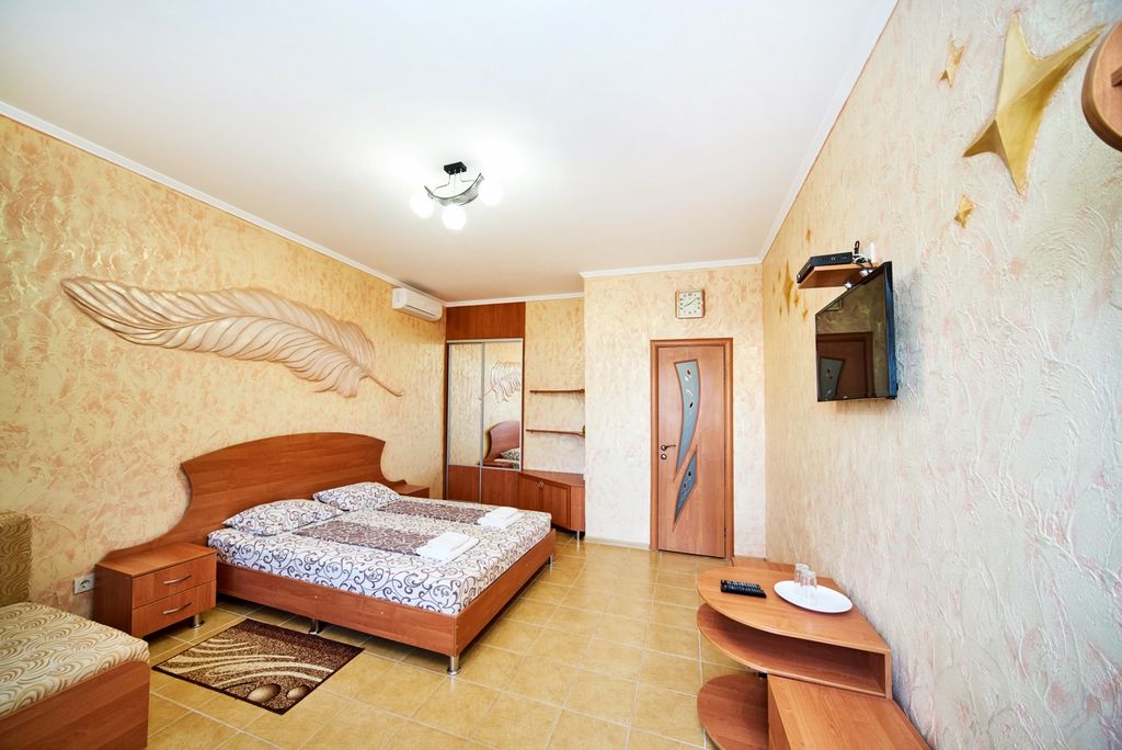 Лев — Семейный номер с видом на бассейн