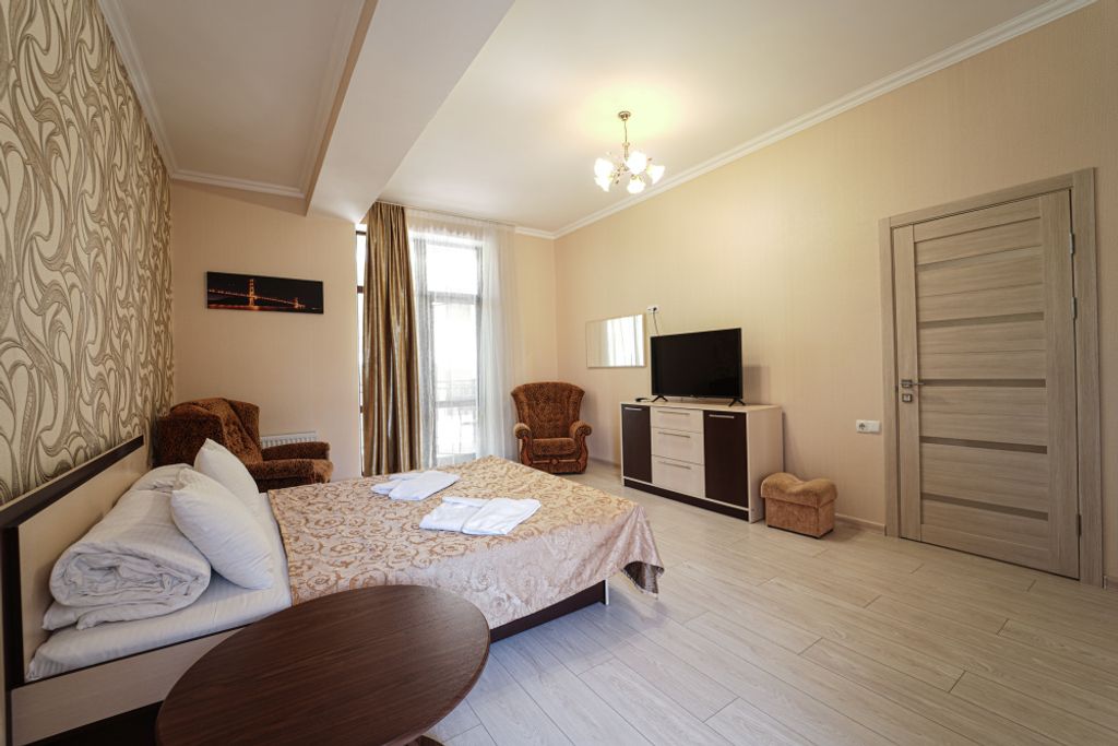 Фламинго — Трёхместный номер люкс с видом на горы