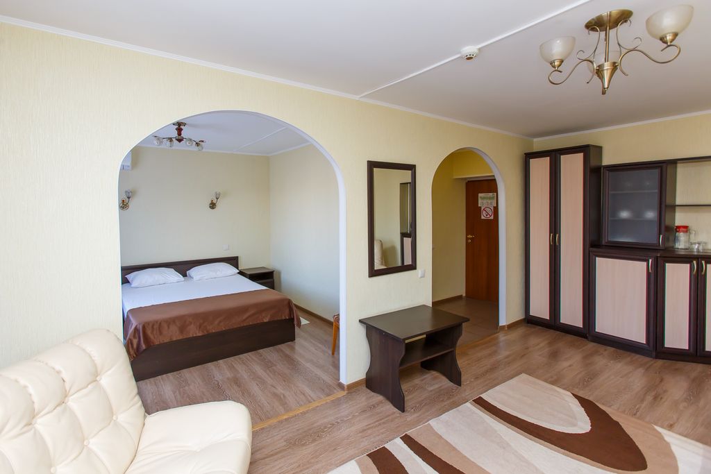 Океан — Трёхместный номер улучшенный с видом на город