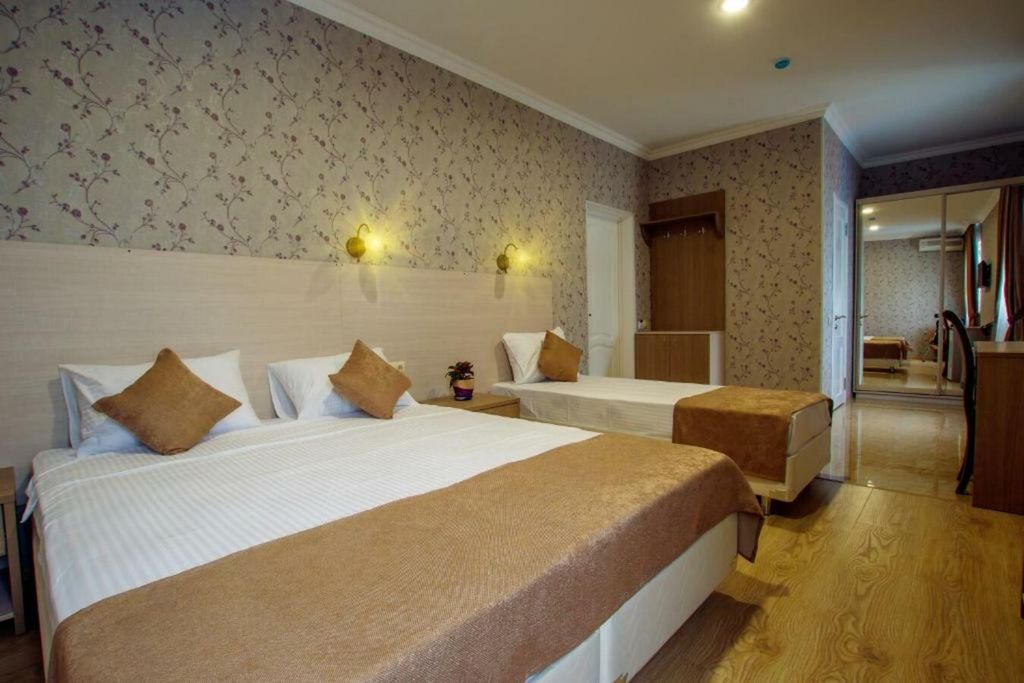 Атлас — Трёхместный номер стандарт с ванной комнатой