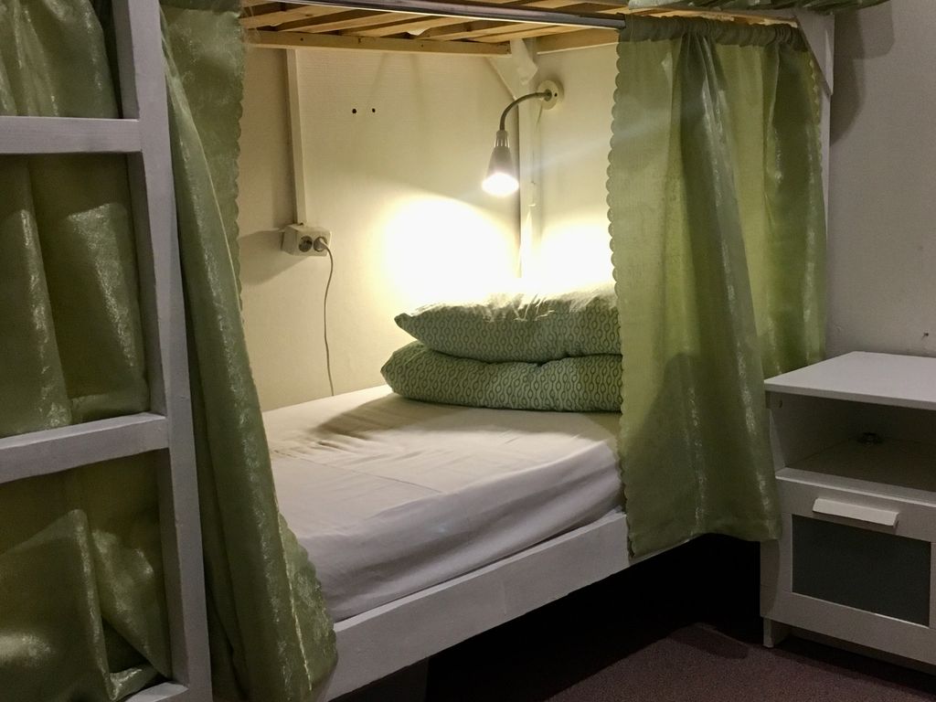 Пастернак — Многоместный женский номер эконом (душ/туалет общий)