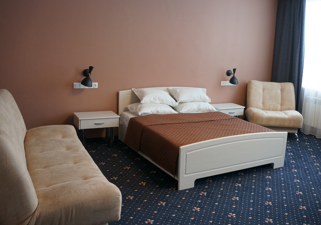 Sky hotel — Трёхместный номер с одной большой кроватью, мягкой мебелью