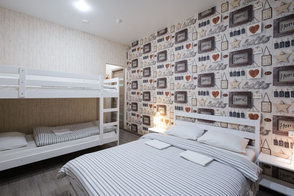 Редиска на Лесгафта — Четырёхместный номер двуспальной, 1 двухъярусной и собственный санузел