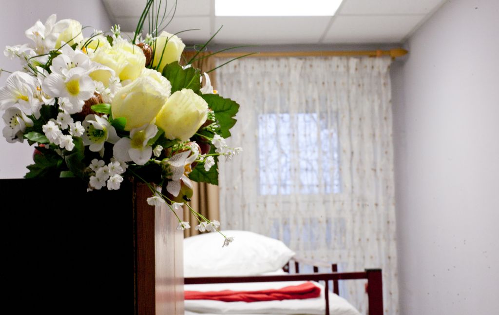 Берег — Многоместный женский номер спальное (верхнее) место в женском номере