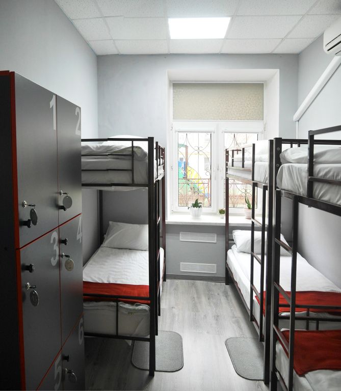 Берег — Многоместный мужской номер кровать в мужском шестиместном номере #4