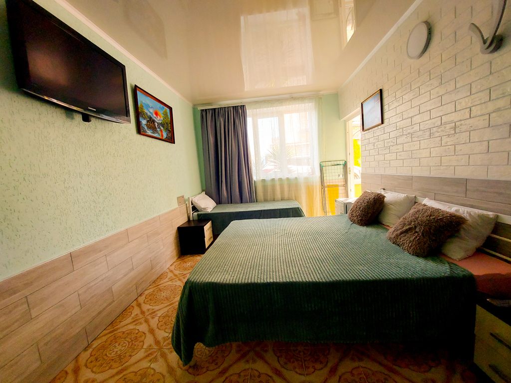 Виктория — Четырёхместный номер улучшенный с видом на горы