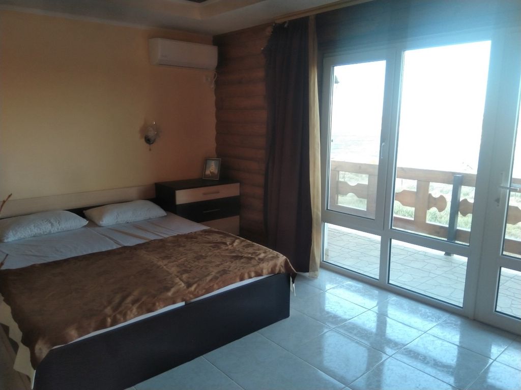 Золотой сундук капитана Флинта — Трёхместный номер улучшенный с видом на море