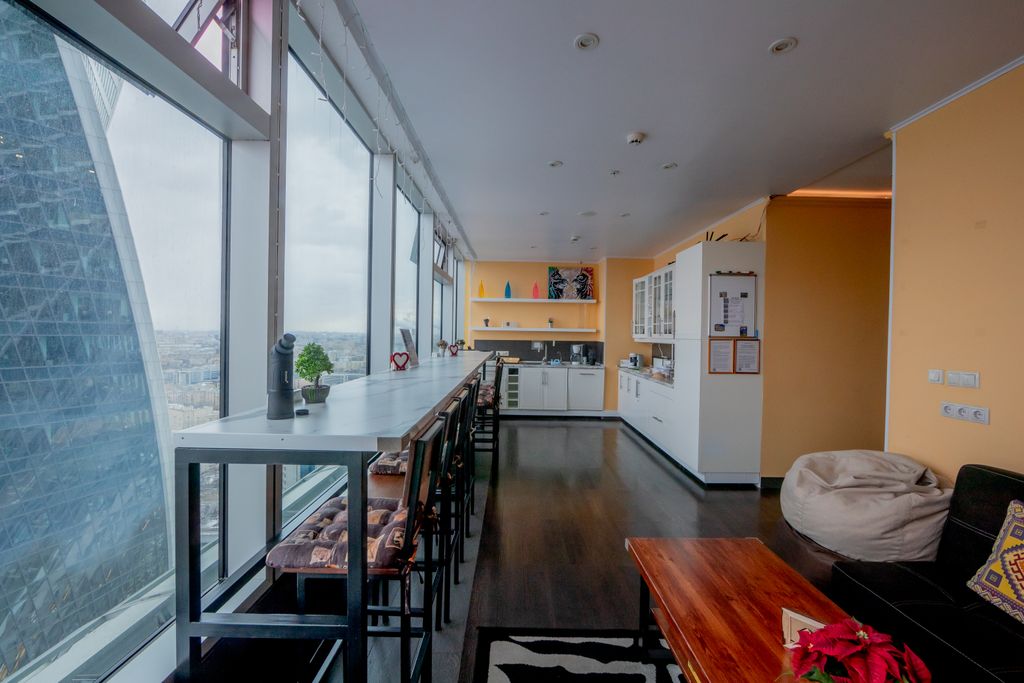 High Level — Многоместный смешанный номер эконом (душ/туалет общий)