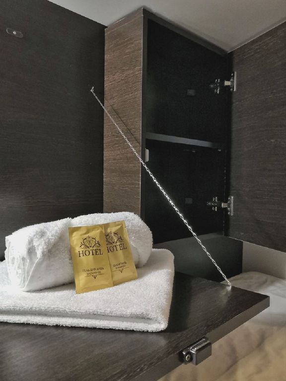 Mariel — Многоместный смешанный номер white - верхнее спальное место в общей 8-ми местной комнате  (4 капсулы)