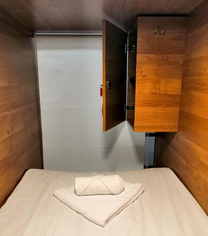 Mariel — Многоместный смешанный номер brown capsules - верхнее спальное место в общей 8-ми местной комнате для мужчин и женщин (4 капсулы)