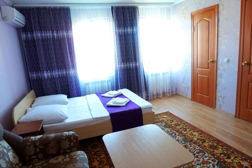 На Николаевской 25 — Четырёхместный номер полулюкс №5