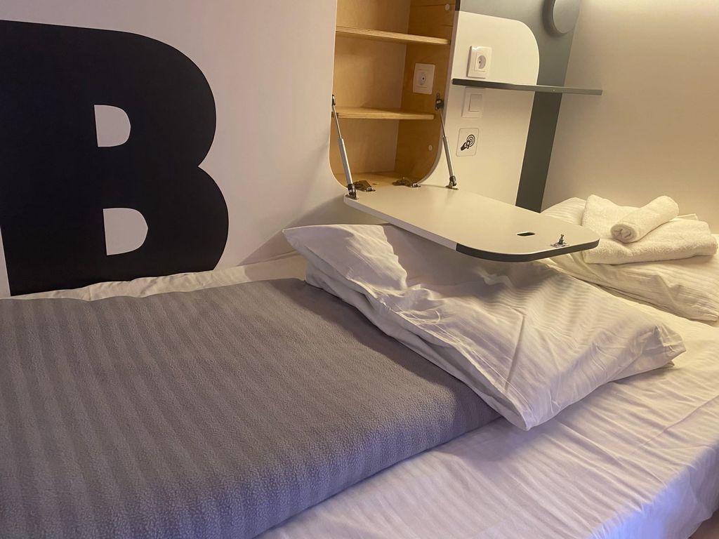 Кино Хостел на Пушкинской — Многоместный женский номер на верхнем ярусе в 4-местной комнате