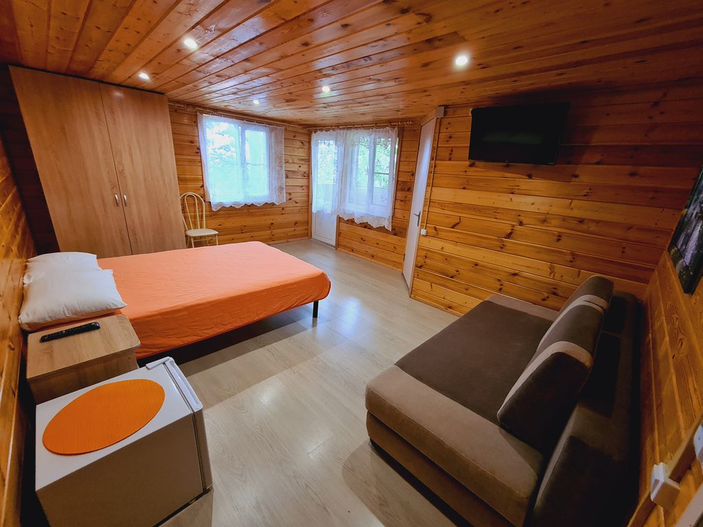 Оранжевое Солнце — Семейный номер с балконом в Лесном домике