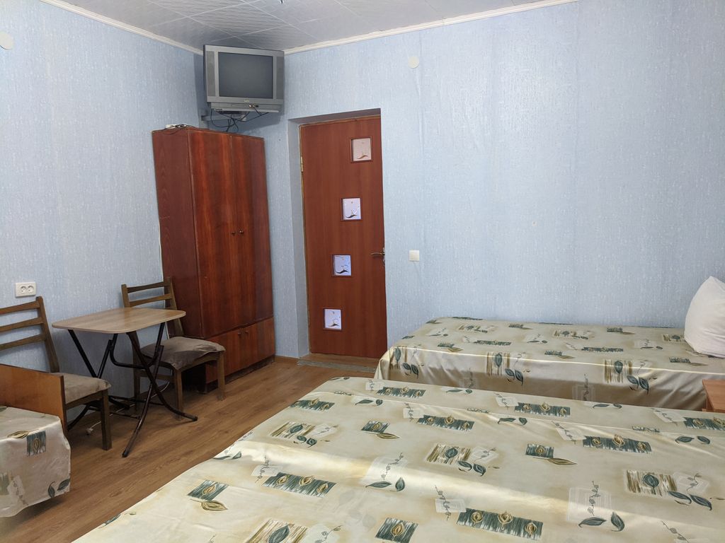 На Набережной — Четырёхместный номер 05 семейный с отдельным входом и с балконом