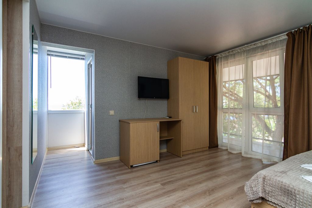 Жасмин — Четырёхместный номер с балконом