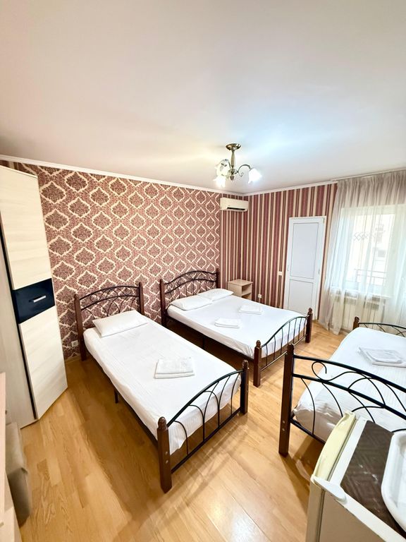 На Ленина — Четырёхместный номер с балконом