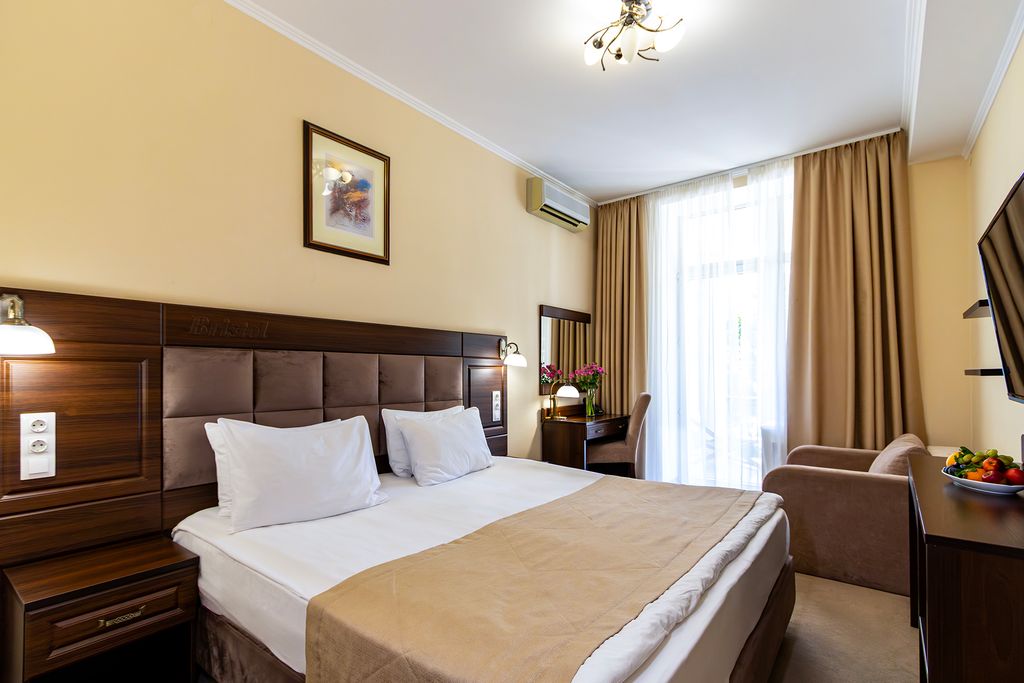 Бристоль — Семейный номер Комфорт с балконом