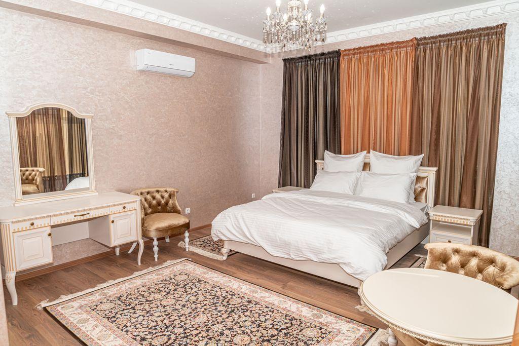 Бомонд — Трёхместный номер улучшенный  с кроватью размера king-size