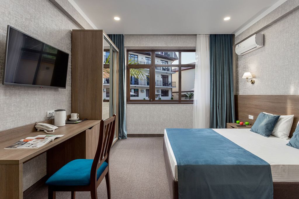 Моретель — Трёхместный номер комфорт с завтраком и теплым бассейном