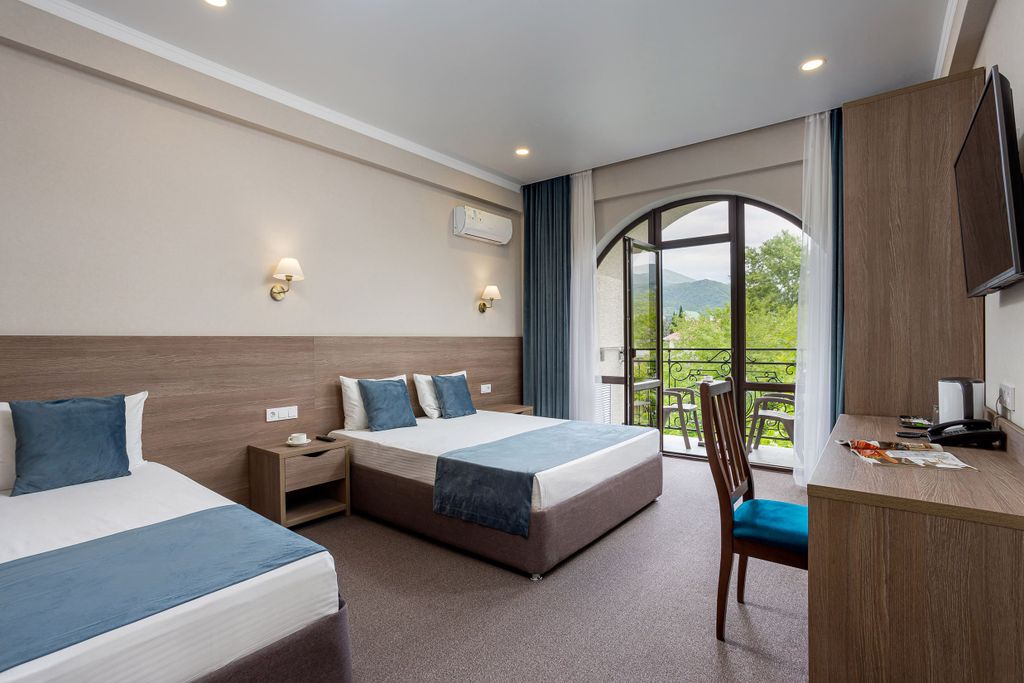 Моретель — Трёхместный номер комфорт с балконом, завтраком и теплым бассейном