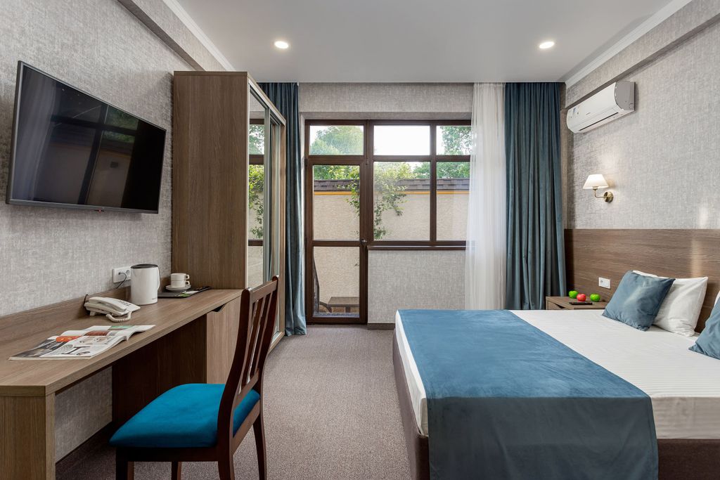 Моретель — Трёхместный номер комфорт с патио, завтраком и теплым бассейном