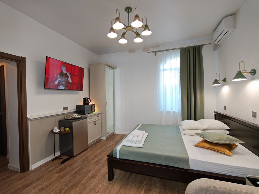 Сота — Четырёхместный номер люкс с балконом и видом на крепость и аллею