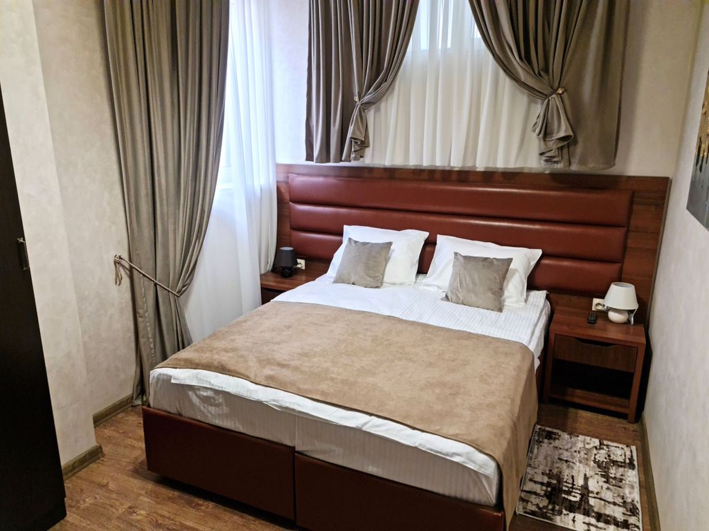 Зеркальный — Трёхместный номер 203