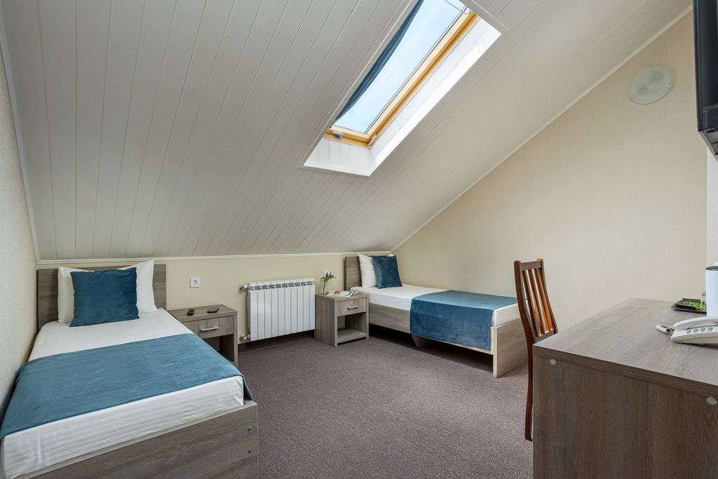 Моретель — Двухместный номер с 2 отдельными кроватями стандарт на мансарде увеличенной площади с завтраком и теплым бассейном