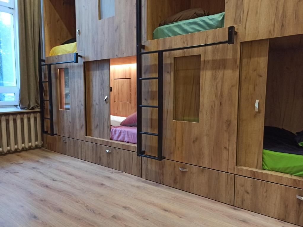 Rooms — Многоместный мужской номер капсула в 4-местном